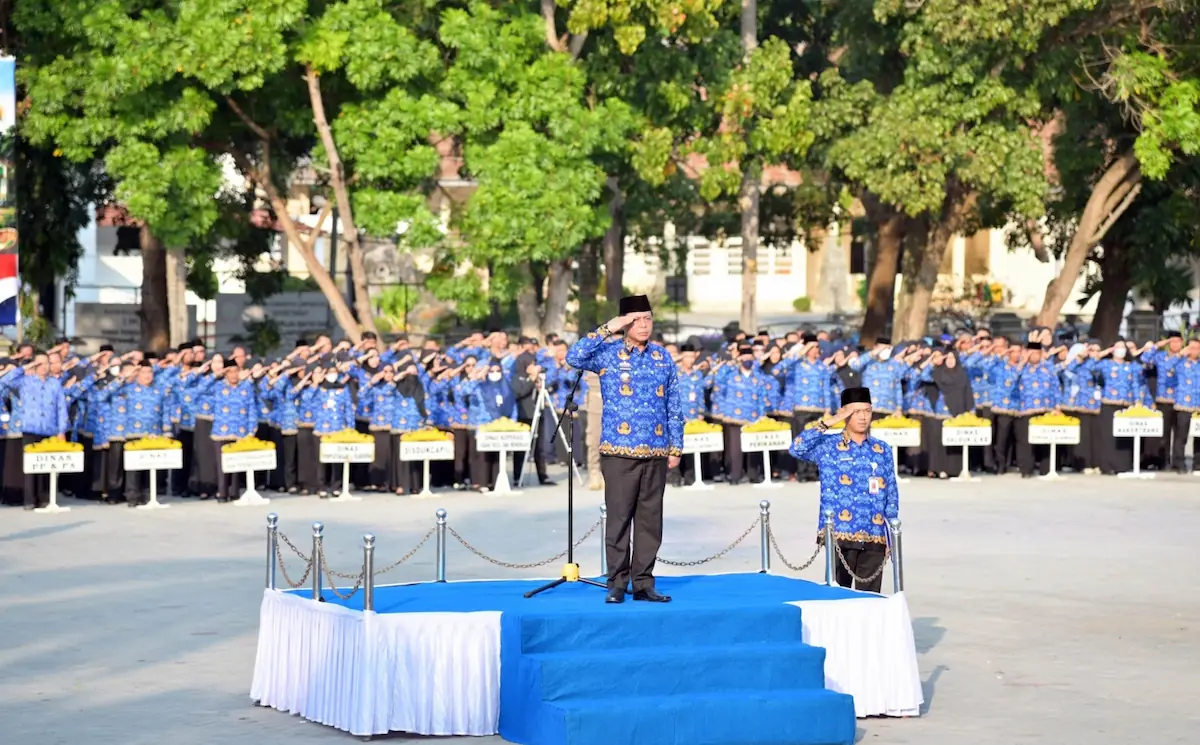 Sekdakab Lamsel Supriyanto menjadi inspektur upacara Hari Koperasi ke-79 di Lapangan Korpri Pemkab Lamsel