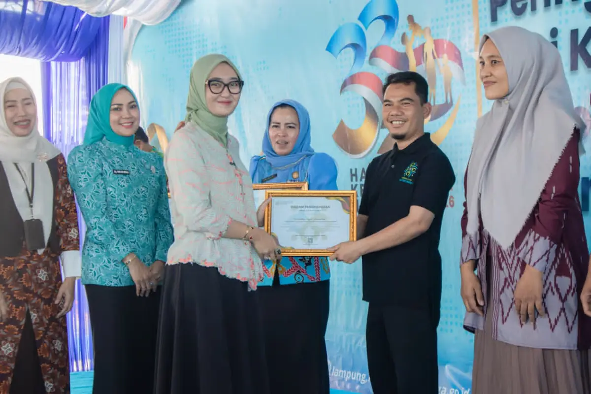 Wagub Lampung Jihan Nurlela menyerahkan penghargaan kepada penerima apresiasi dalam Harganas ke-33 di Kantor BKKBN Lampung