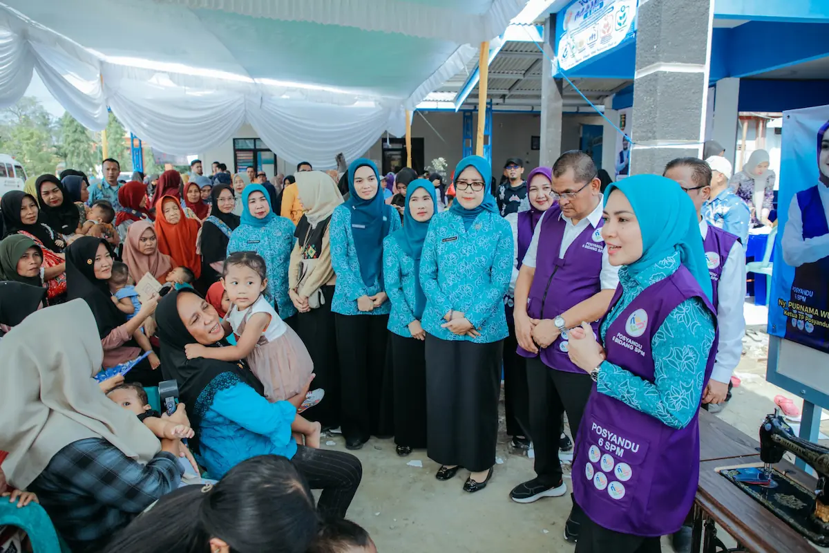 Ketua TP PKK Lampung Purnama Wulan Sari berdialog dengan warga saat pencanangan Desa TAPIS di Desa Panca Tunggal Jaya, Tulang Bawang