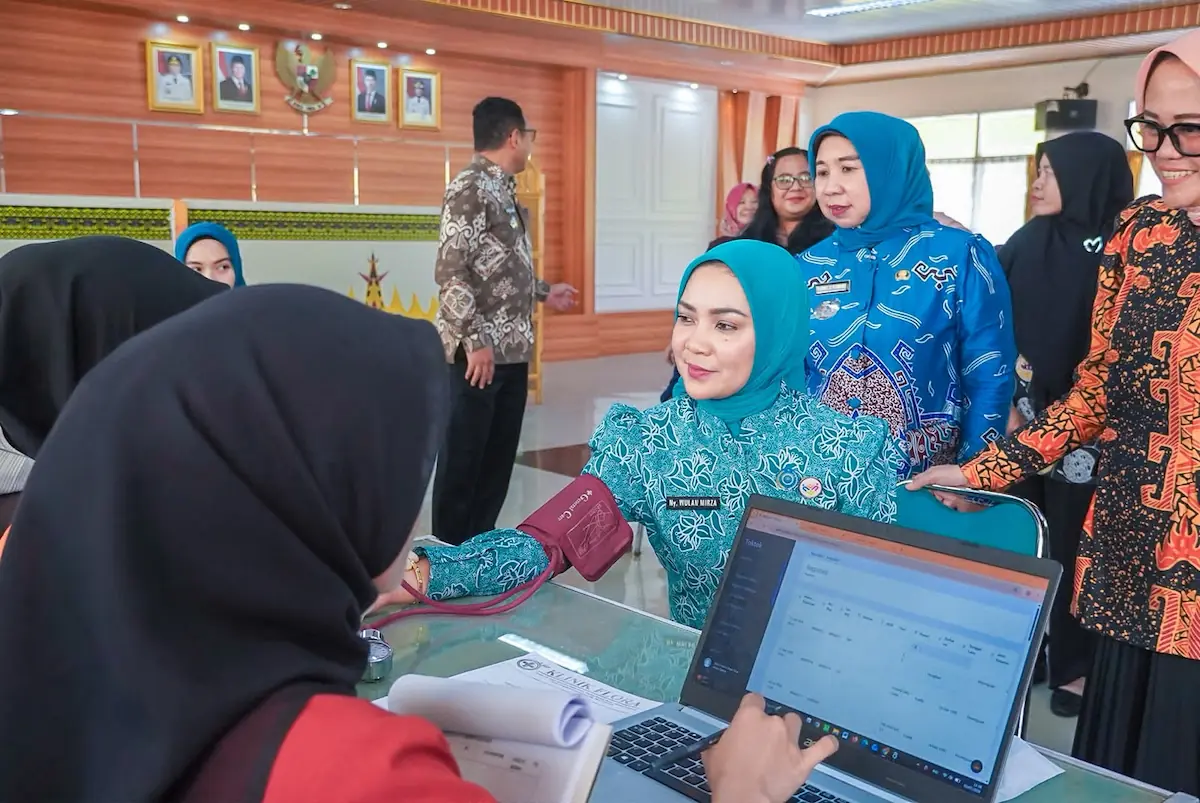 Ketua TP PKK Lampung Purnama Wulan Sari Mirza mengikuti vaksinasi HPV dosis ketiga di Aula BKD Lampung