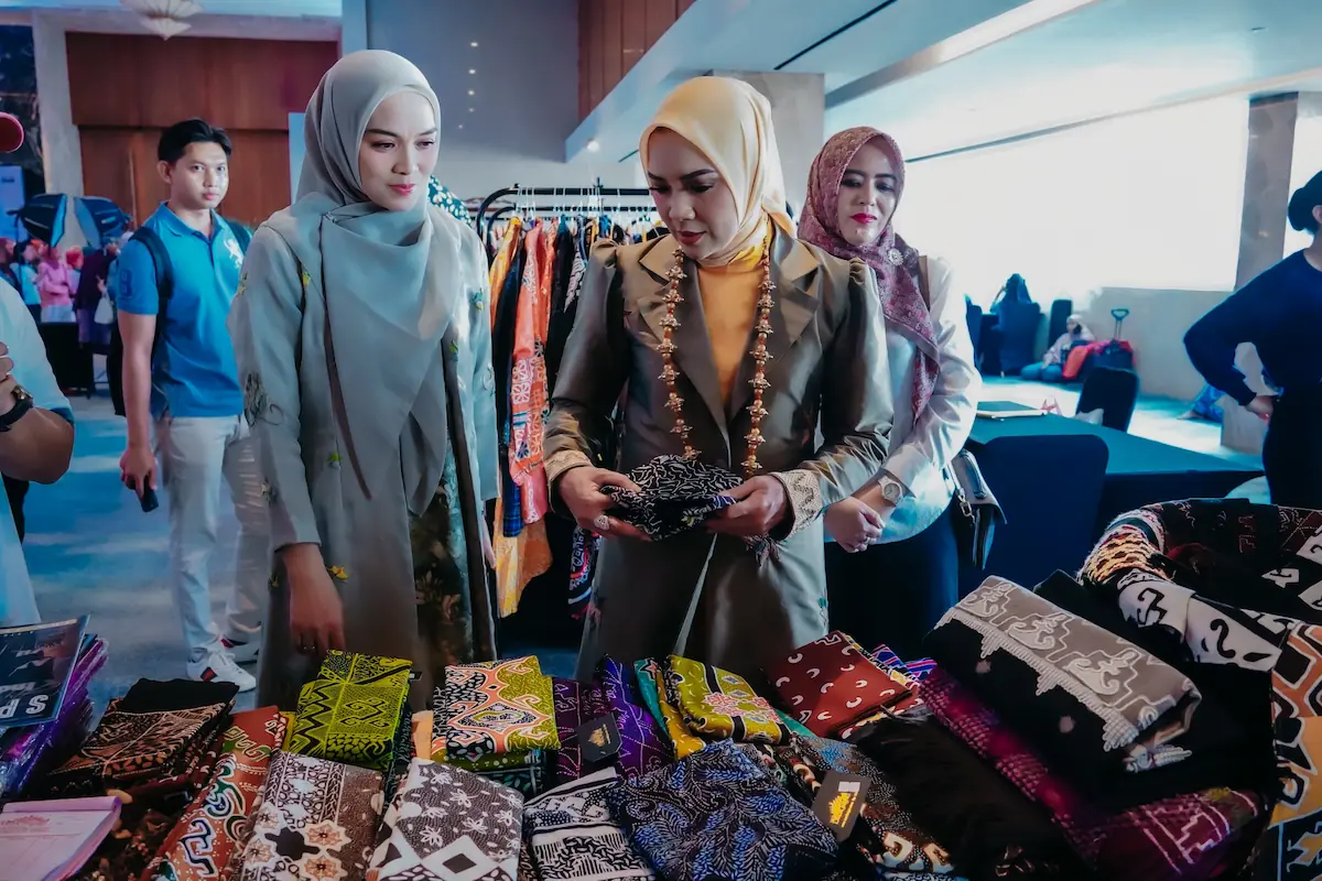 Ketua Dekranasda Lampung Purnama Wulan Sari Mirza dan Ketua DWP Agnesia Bulan Marindo meninjau wastra Lampung di LIFMove 2026