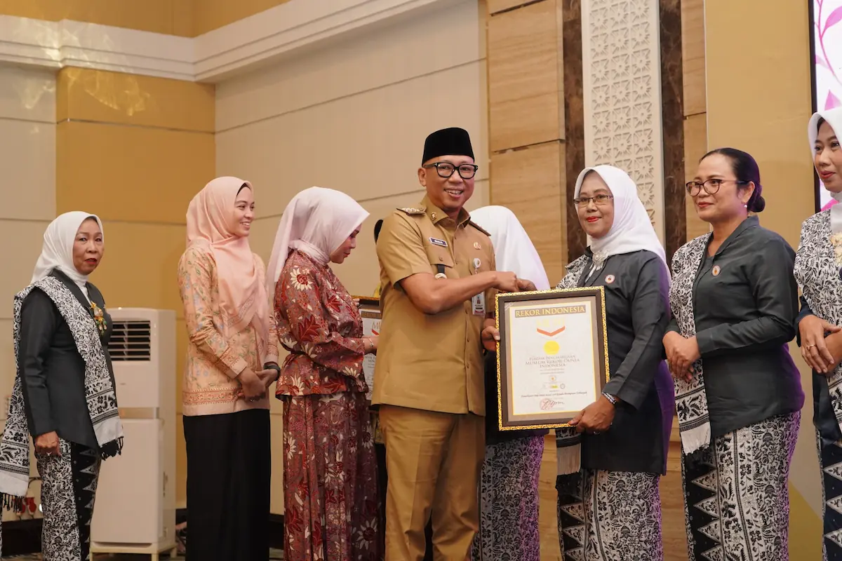 Gubernur Lampung Rahmat Mirzani Djausal menyerahkan Rekor MURI Pap Smear massal
