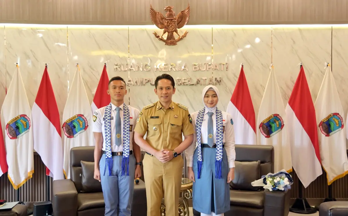 Bupati Lampung Selatan Radityo Egi Pratama bersama 2 calon Paskibraka Nasional 2026 Naufal dan Chika