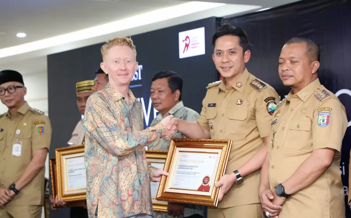 Bupati Lampung Selatan Radityo Egi Pratama menerima penghargaan Pemda Terbaik Pembentuk KDKMP dari Pemred Lampung Post Abdul Gafur di Swiss-Belhotel Lampung