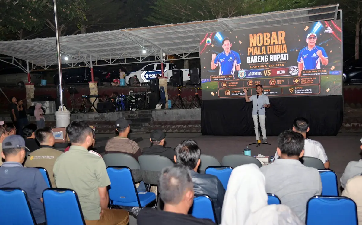 Bupati Lampung Selatan Radityo Egi Pratama memberikan sambutan dalam nobar Piala Dunia 2026 bersama warga di Lapangan Korpri Kalianda