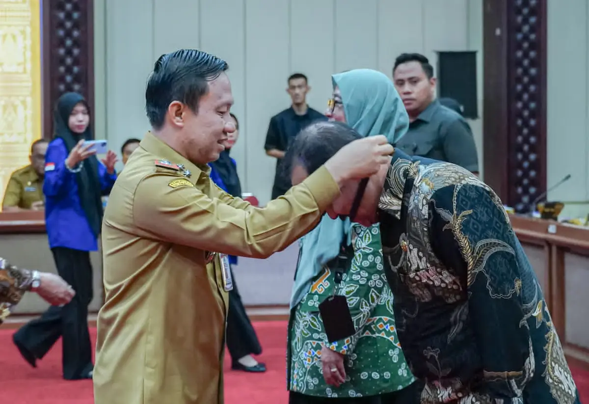 Sekdaprov Lampung Marindo Kurniawan menyematkan tanda peserta dalam PKN Tingkat II Angkatan XXIV di Gedung Pusiban Bandarlampung