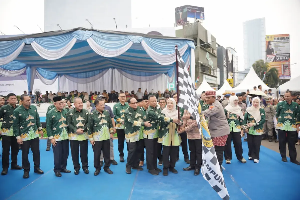 Wali Kota Bandarlampung Eva Dwiana melepas peserta Festival Kendaraan Hias dan Pawai Budaya HUT ke-344 di Bandarlampung