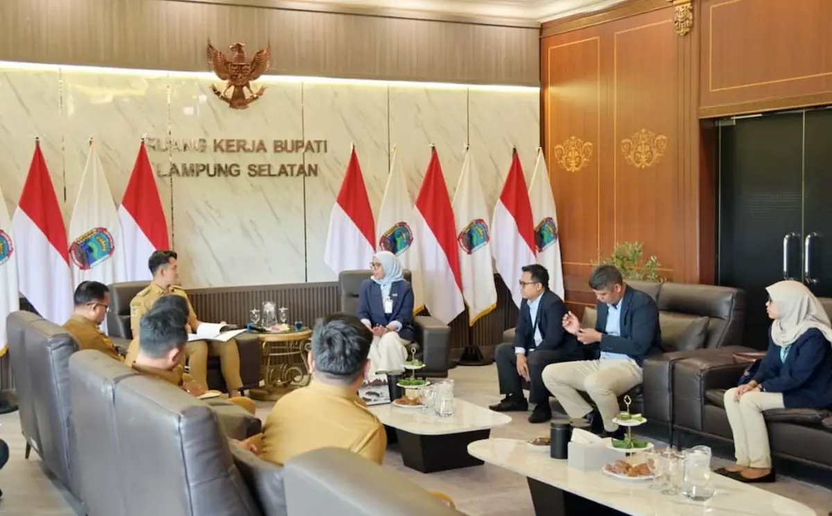 Bupati Lamsel Radityo Egi Pratama audiensi dengan GM InJourney Bandara Radin Inten II Kiki Eprina Arieanti di ruang kerjanya