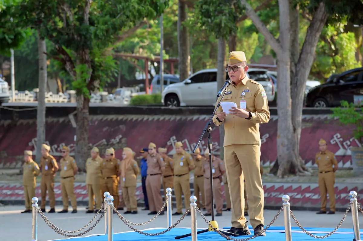 Staf Ahli Bupati Bidang Pemerintahan, Hukum, dan Politik, Anasrullah pimpin apel mingguan di Lapangan Korpri, Kalianda