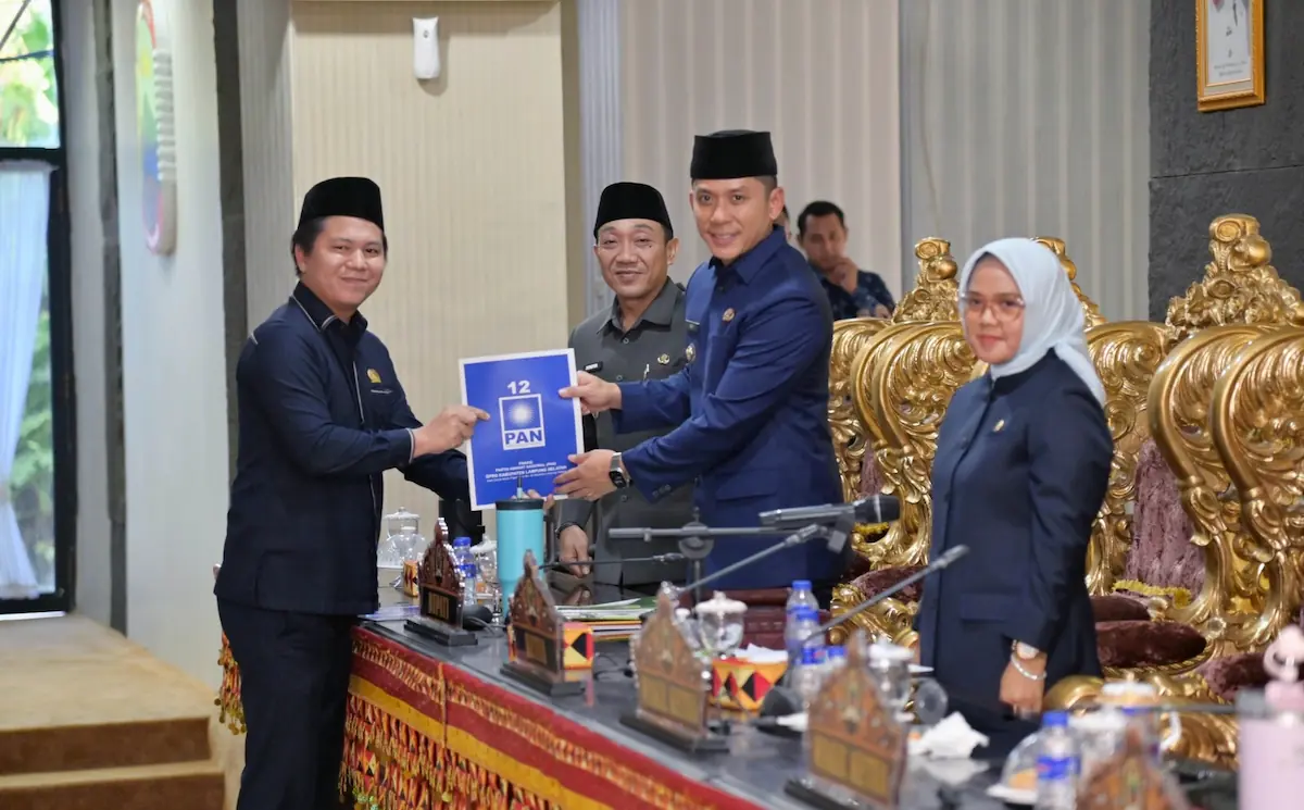 Bupati Lamsel Radityo Egi Pratama menerima pandangan umum fraksi PAN terkait Rancangan KUA-PPAS APBD 2027 kepada DPRD Lamsel
