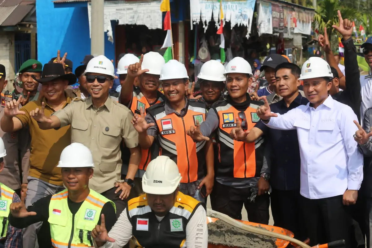 Gubernur Lampung Rahmat Mirzani Djausal bertemu masyarakat di halaman Kantor Kecamatan BNS