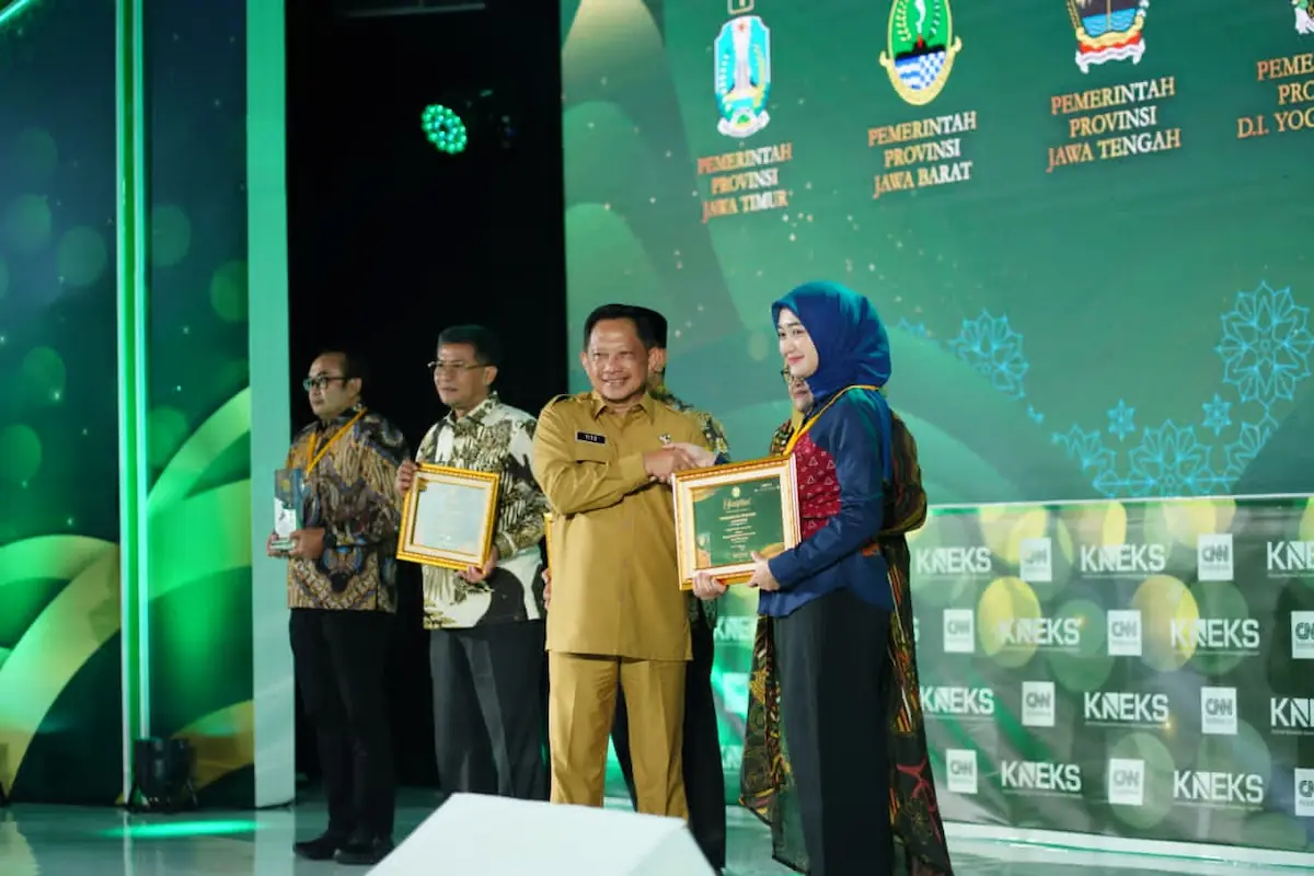 Menteri Dalam Negeri Tito Karnavian serahkan penghargaan Anugerah Adinata Syariah 2026 di Auditorium Bank Mega, Jakarta Selatan