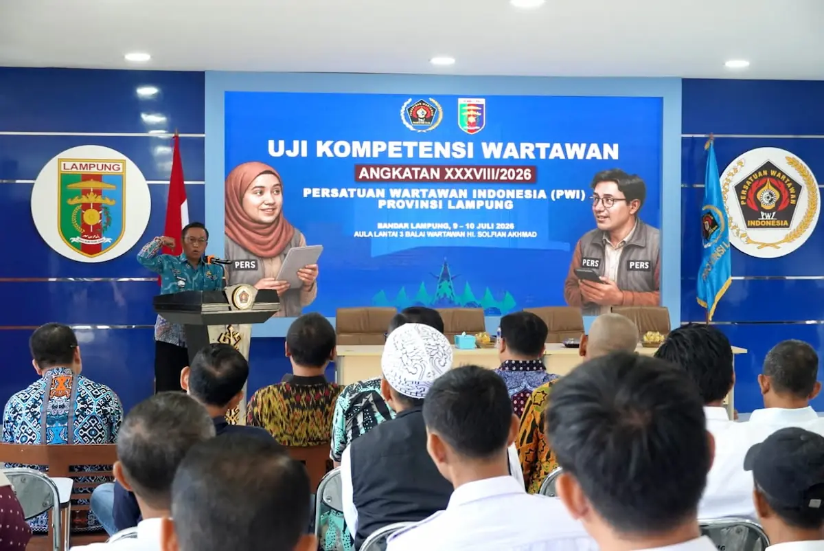 Kepala Dinas Kominfotik Lampung Ganjar Jationo saat membuka UKW Angkatan ke-38 PWI Lampung di Balai Wartawan Hi. Solfian Akhmad