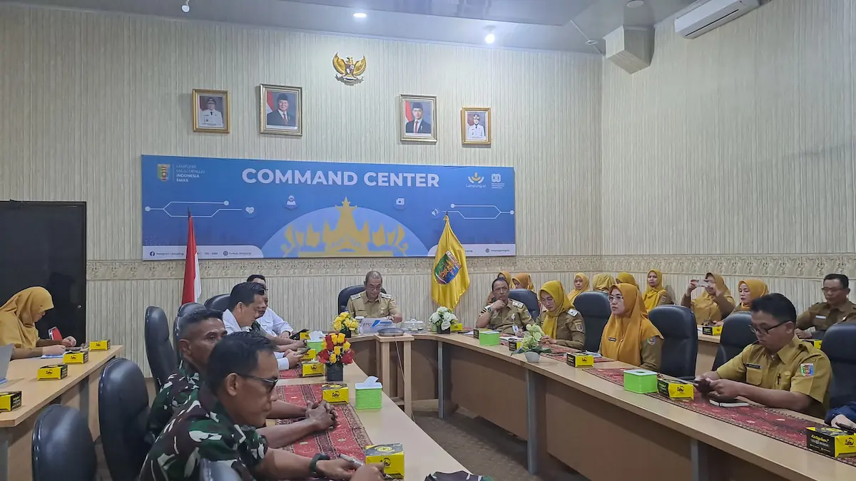 Staf Ahli Gubernur Lampung Yanyan Ruchyansah mengikuti Rakor Pengendalian Inflasi 2026 secara virtual dari dari Ruang Command Center Diskominfotik Lampung