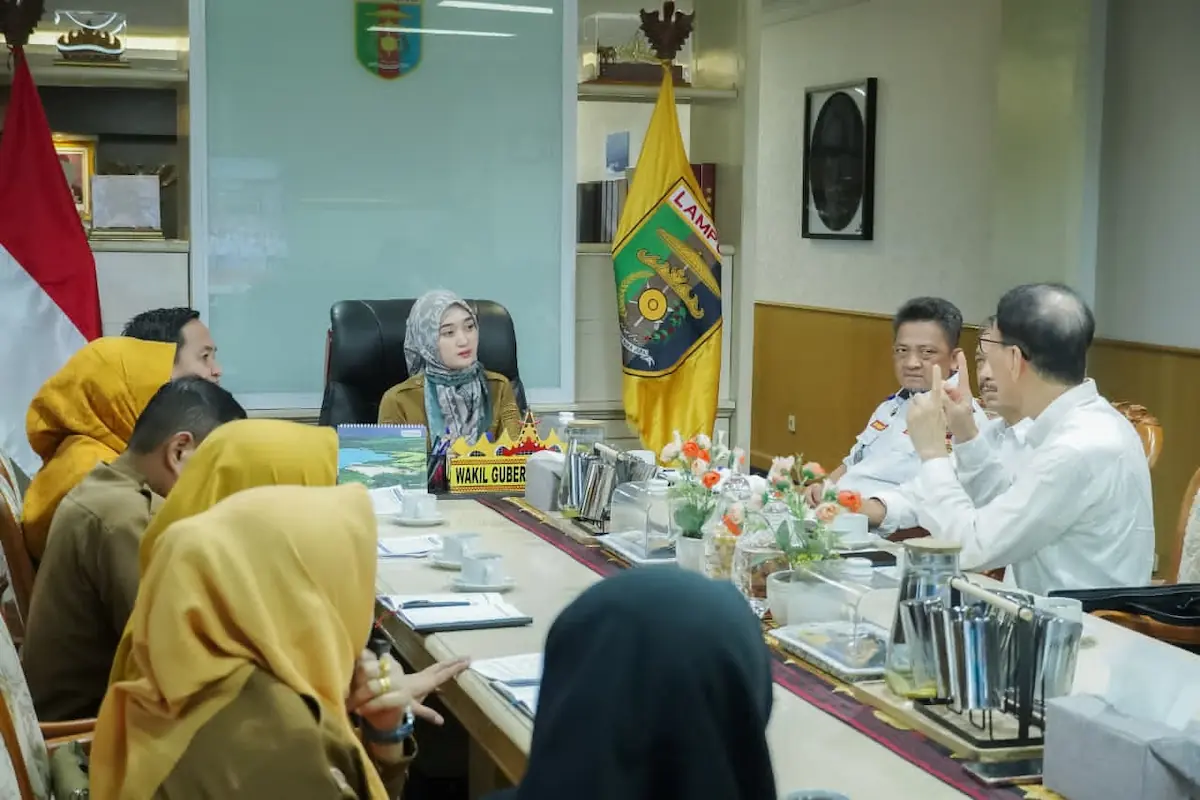 Wagub Lampung Jihan Nurlela memimpin Rapat Kelas Migran Vokasi di ruang kerjanya