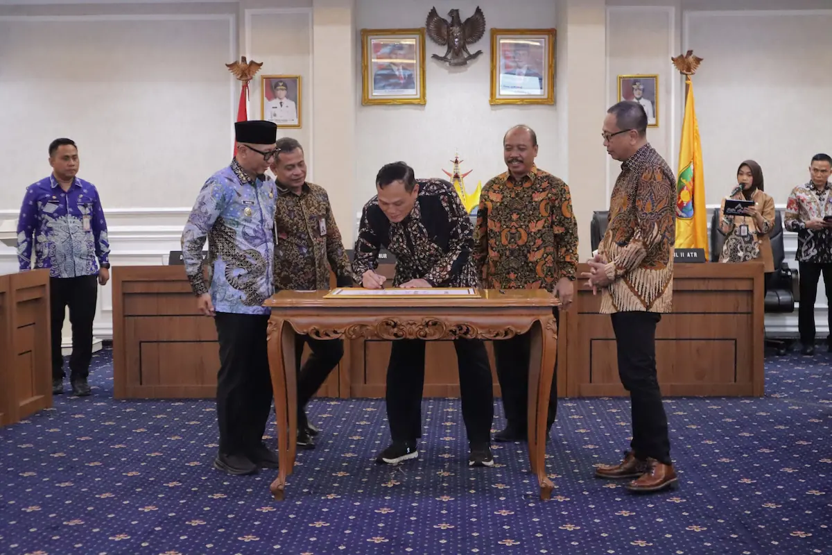 Gubernur Lampung Rahmat Mirzani Djausal bersama KPK dan ATR/BPN saat menandatangani komitmen penguatan tata kelola pertanahan