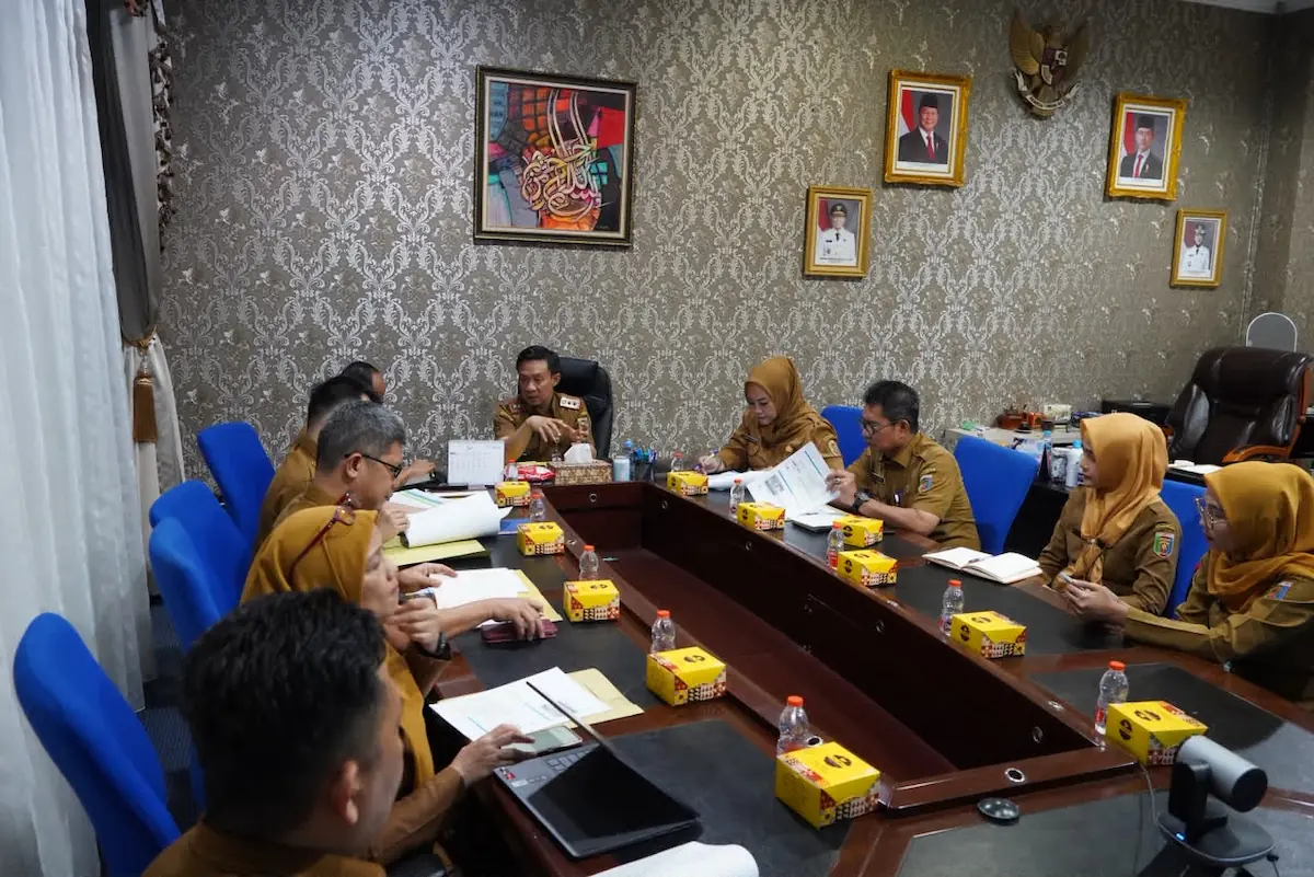 Sekdaprov Lampung Marindo Kurniawan pimpin rapat operasional RSBNH di ruang kerjanya