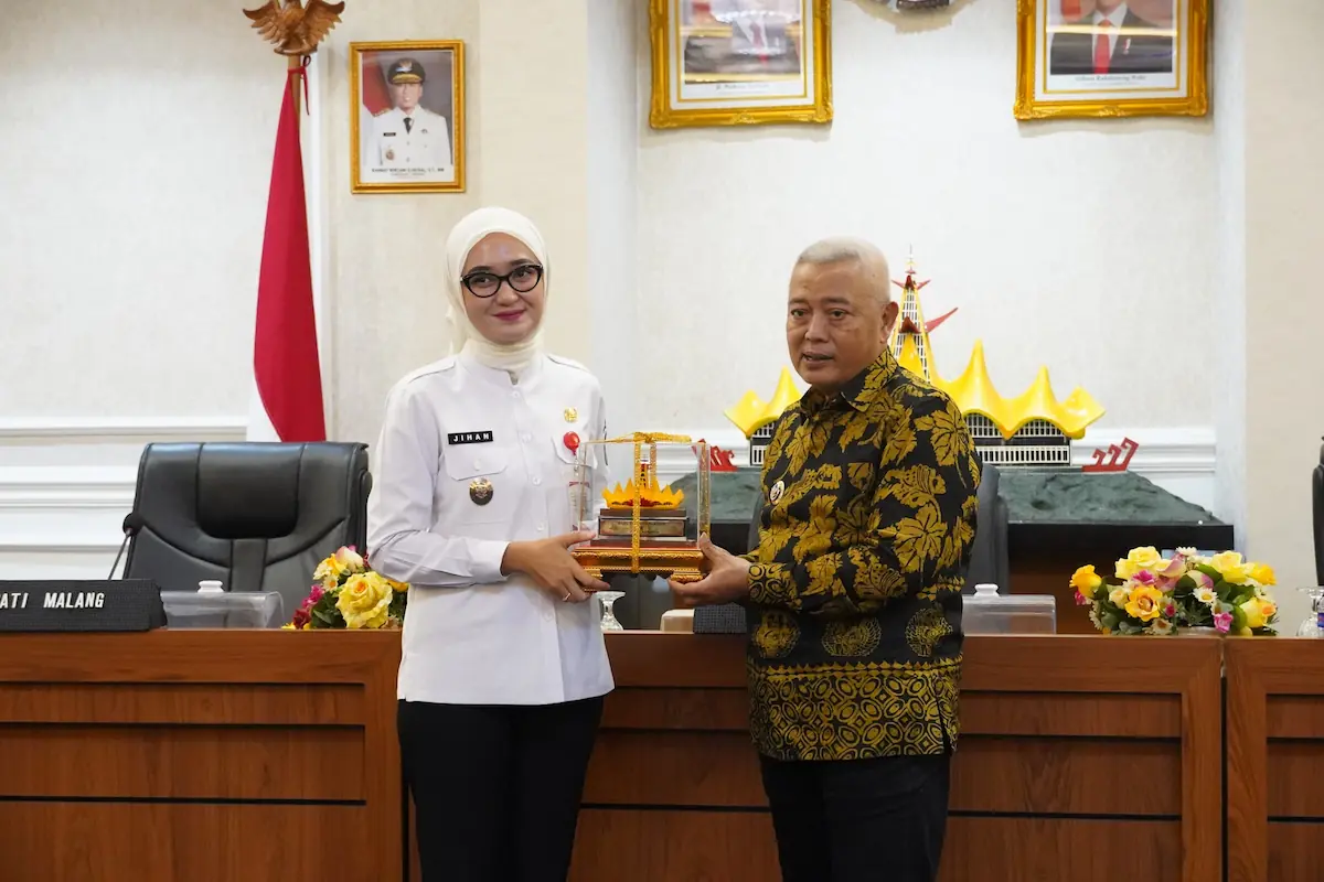 Wakil Gubernur Lampung Jihan Nurlela menyerahkan suvenir kepada Bupati Malang H. M. Sanusi, di ruang Rapat Utama Kantor Gubernur Lampung