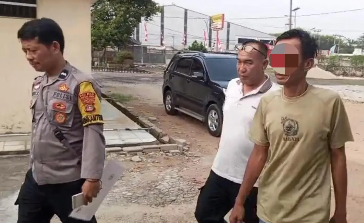 Petugas Polsek Abung Selatan mengamankan terduga pelaku pungutan liar di Simpang Propau, Lampung Utara