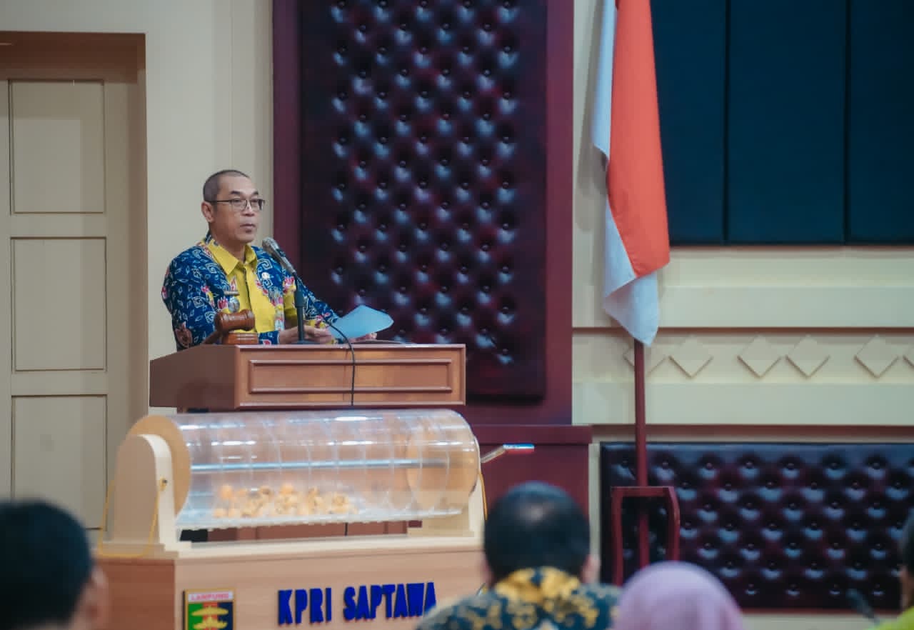 Staf Ahli Gubernur Lampung Yanyan Ruchyansyah saat membuka RAT KPRI Saptawa Tahun Buku 2025 di Gedung Pusiban