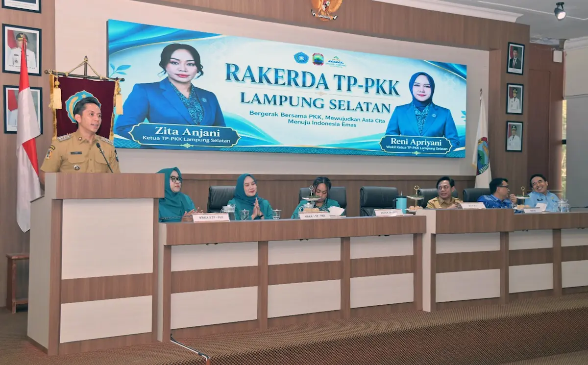 Bupati Lampung Selatan Radityo Egi Pratama dan Ketua TP PKK Zita Anjani saat membuka Rakerda PKK di Aula Krakatau