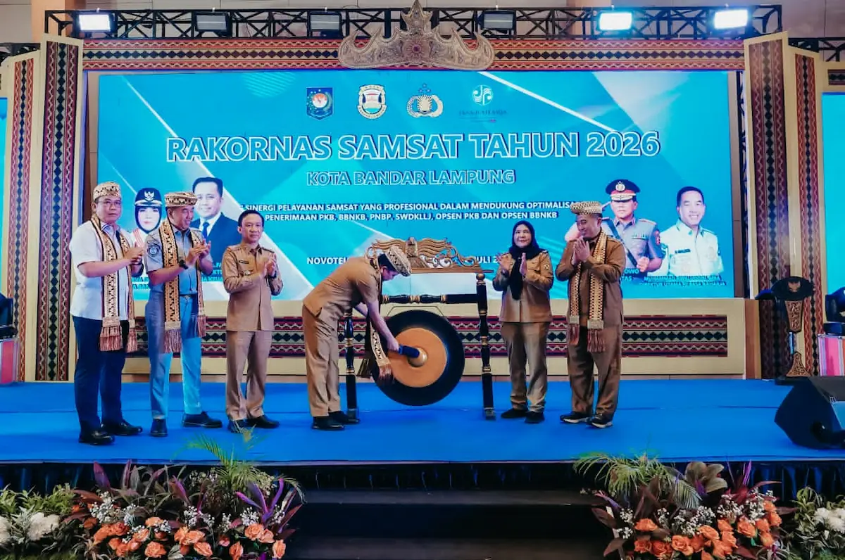 Dirjen Bina Keuangan Daerah Kemendagri A. Fatoni memukul gong tanda membuka Rakornas Samsat 2026 di Hotel Novotel Bandarlampung