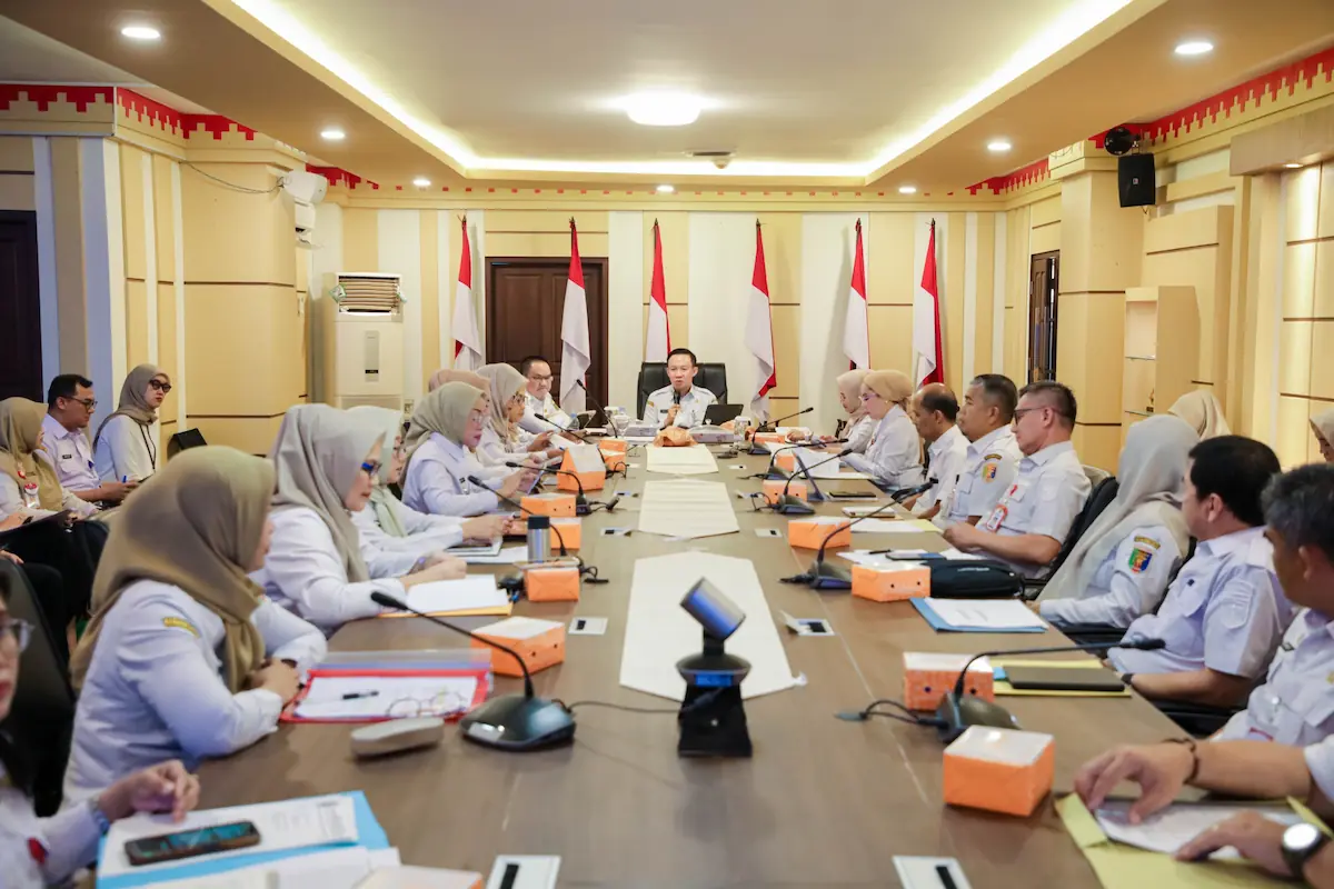 Sekdaprov Lampung Marindo Kurniawan memimpin Rapat Evaluasi Retribusi Daerah Semester I 2026 di Ruang Sakai Sambayan