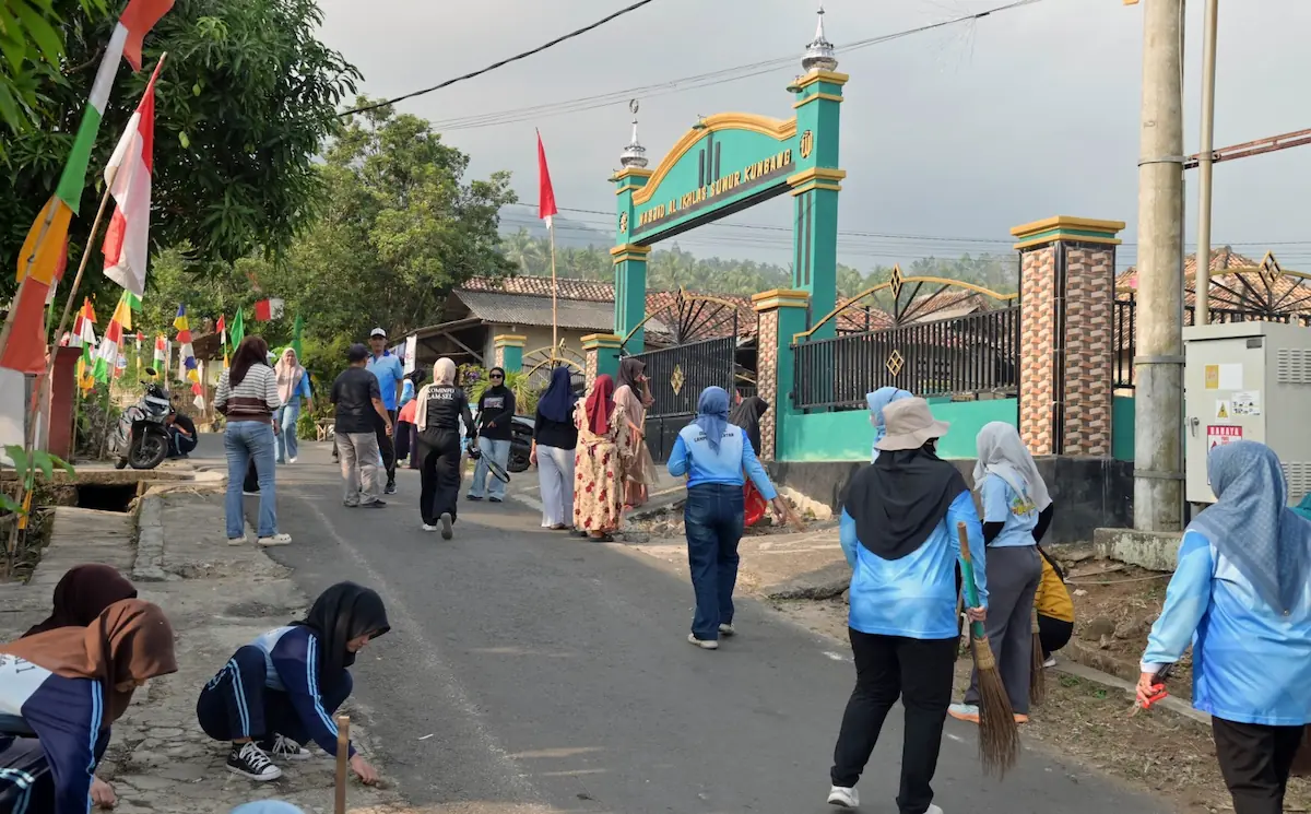 Ratusan ASN Lamsel dan warga bergotong royong dalam Gema HELAU di jalur menuju Desa Sumur Kumbang Kalianda