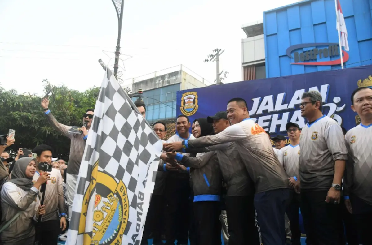 Sekretaris DPRD Lampung Descatama Paksi Moeda ikut lepas peserta Jalan Sehat HUT ke-344 Bandarlampung di Tugu Adipura