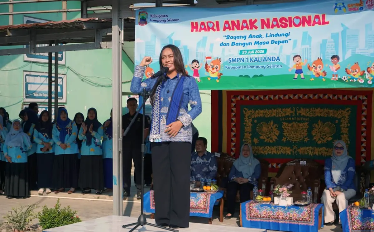 Ketua TP PKK Lamsel Zita Anjani berinteraksi dan memberikan hadiah kepada siswa SMP Negeri 1 Kalianda saat peringatan HAN 2026