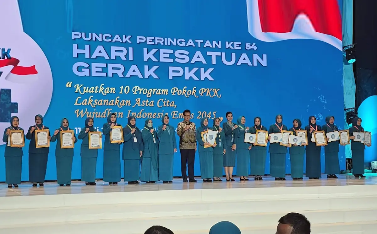 Wakil Ketua TP PKK Lamsel Rheny Apriyani menerima penghargaan Imunisasi Zero Dose dari Menkes Budi G. Sadikin pada HKG PKK 2026 di Makassar