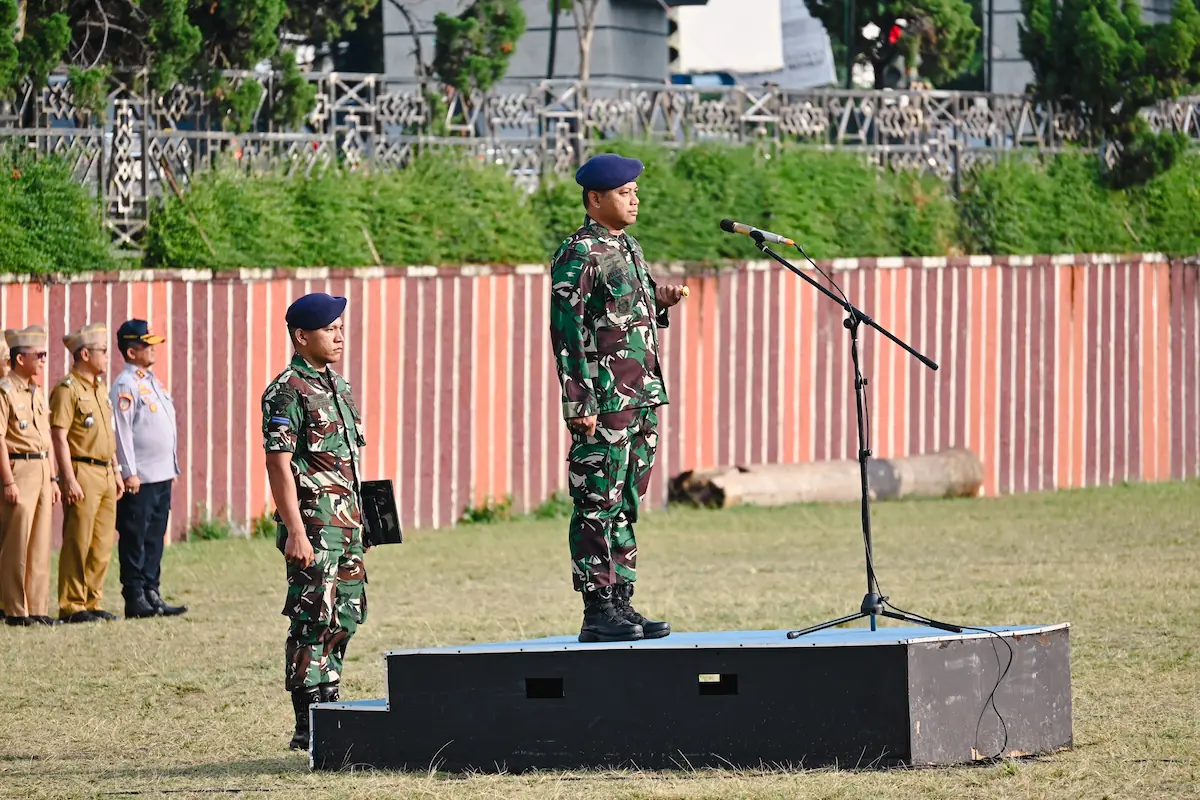 Danlanal Lampung Irianto Kurniawan memimpin inspektur upacara bulanan bersama Forkopimda di Lapangan Korpri, Kompleks Kantor Gubernur Lampung