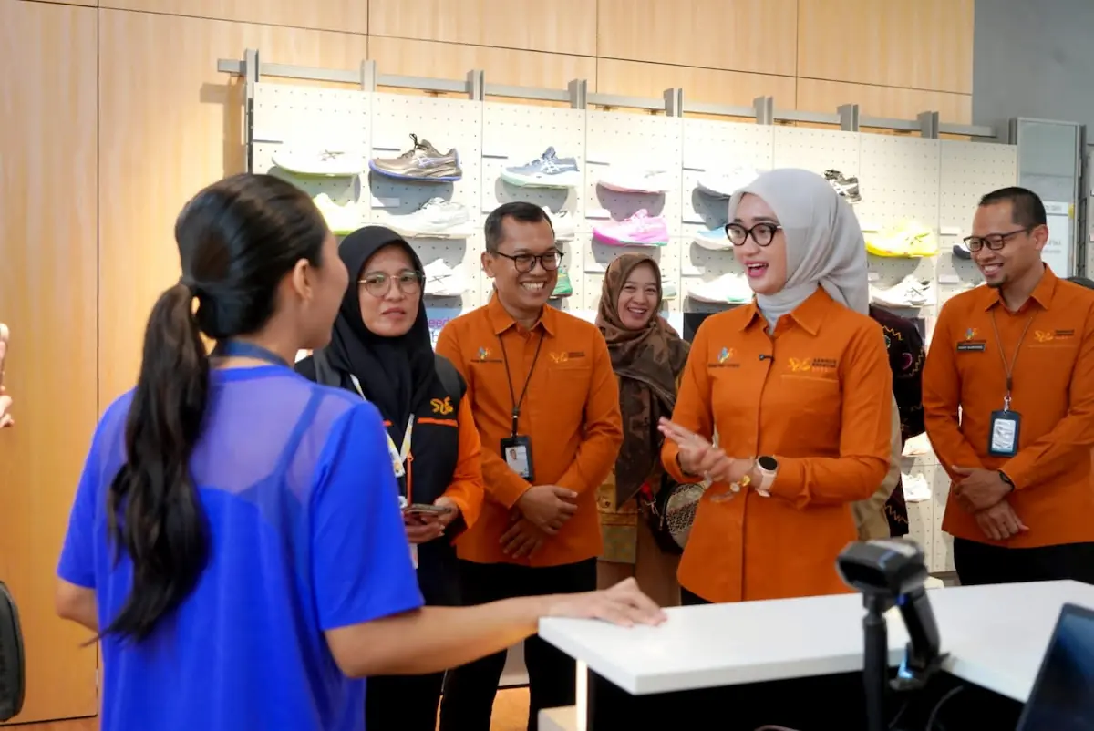 Wagub Jihan Nurlela berdialog dengan pelaku usaha saat dampingi petugas BPS mendata Sensus Ekonomi 2026 di MBK