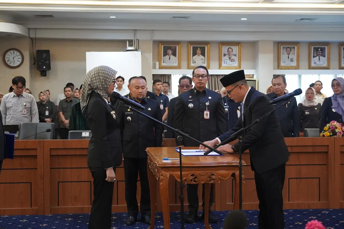Wagub Lampung Jihan Nurlela melantik Indra Sanjaya sebagai Kepala Biro Adpim Setda Lampung di Ruang Rapat Utama Kantor Gubernur