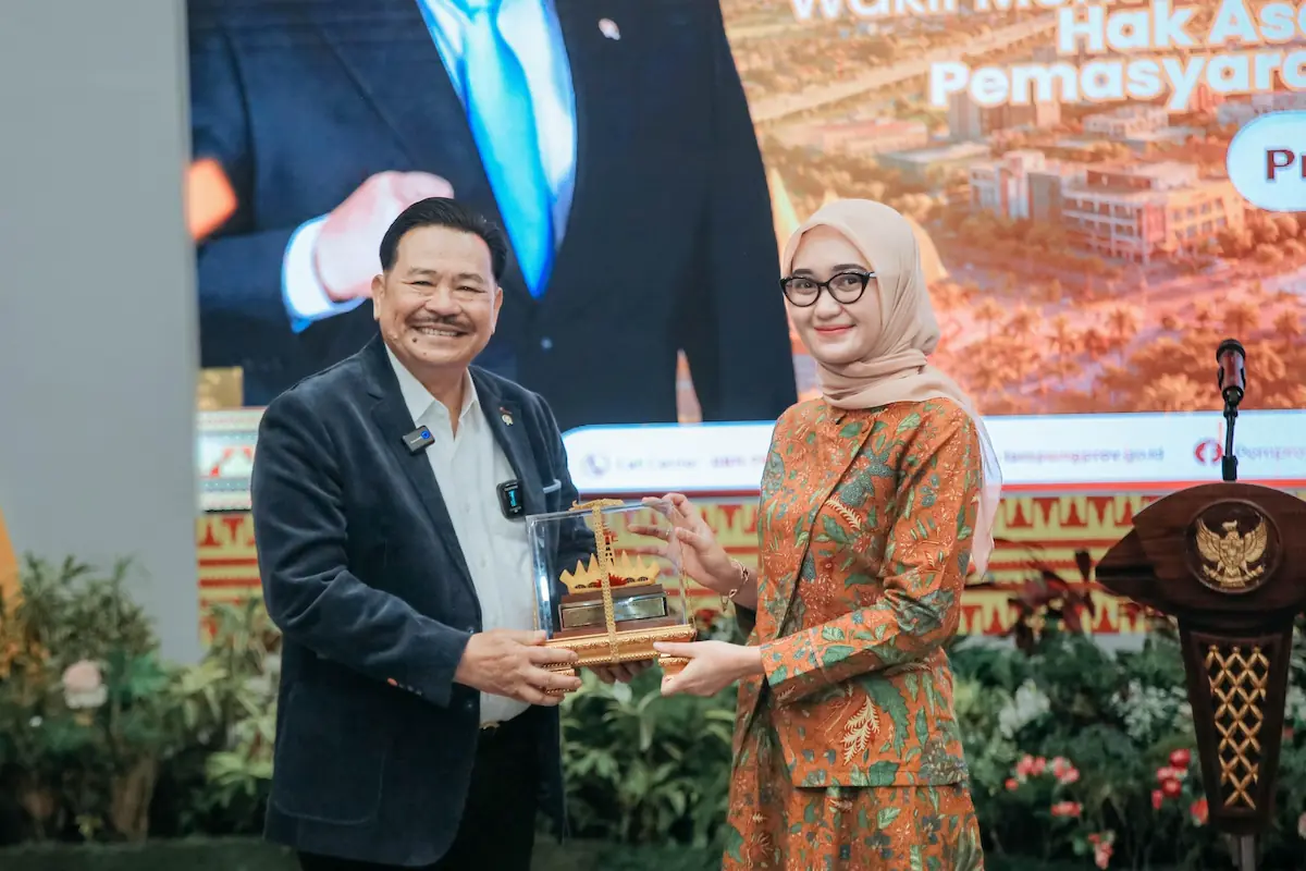 Wagub Jihan Nurlela menyerahkan suvenir kepada Wamenko Otto Hasibuan saat silaturahmi di Mahan Agung Bandarlampung