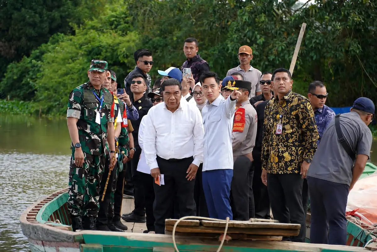 Wapres Gibran bersama Wagub Lampung Jihan Nurlela rombongan menaiki perahu menyusuri Sungai Way Bungur, Lampung Timur