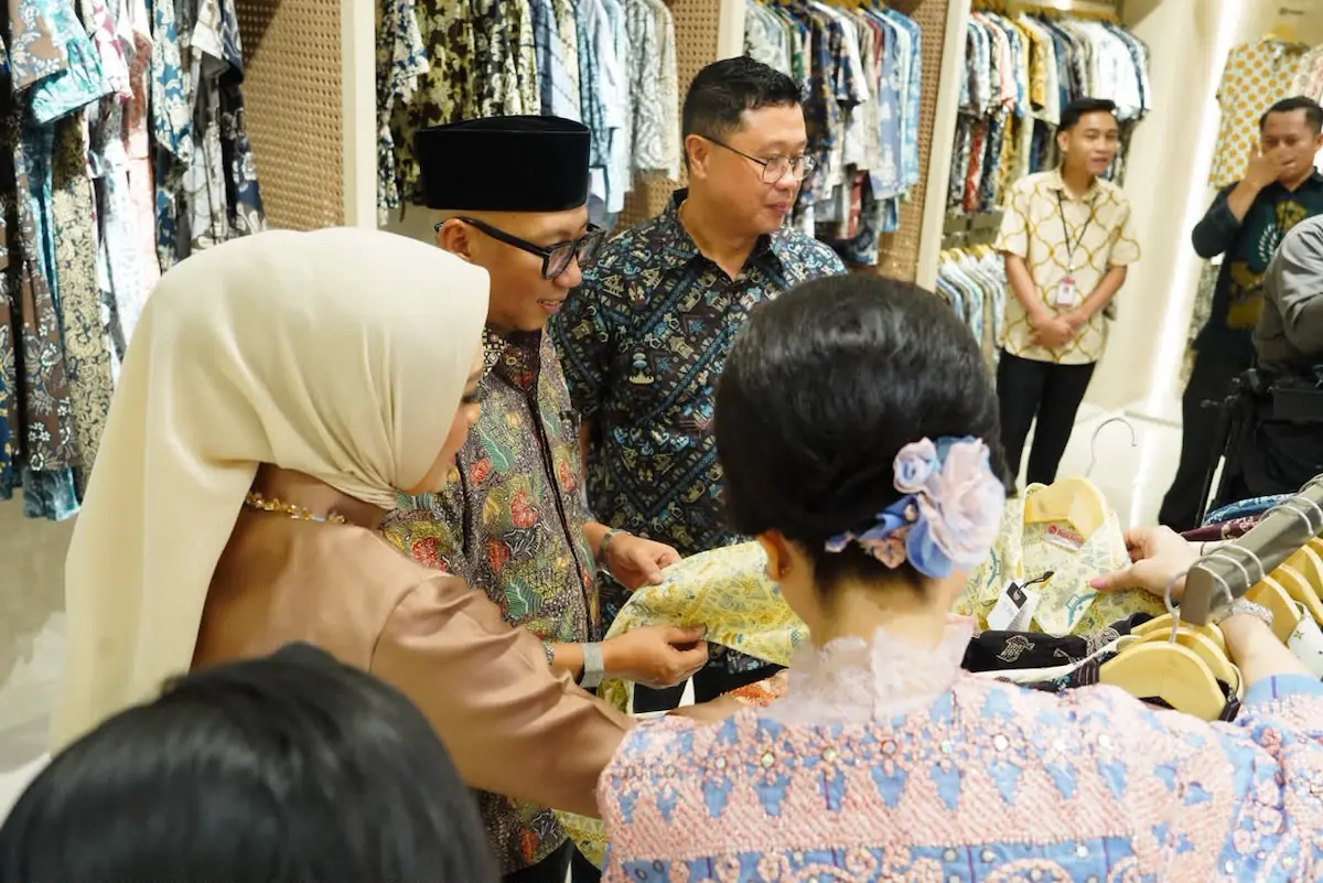 Gubernur Lampung Rahmat Mirzani Djausal bersama Ketua Dekranasda Purnama Wulan Sari meninjau gerai Batik Keris di Mall Boemi Kedaton