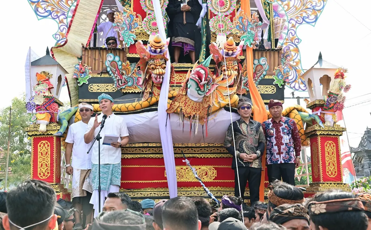 Bupati Lampung Selatan, Radityo Egi Pratama, memberikan kata sambutan dalam kegiatan Ngaben massal di Balinuraga, Way Panji