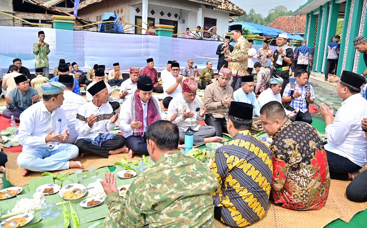 Bupati Lampung Selatan Radityo Egi Pratama menghadiri Sedekah Bumi atau Paperahan di Desa Sumur Kumbang, Kalianda