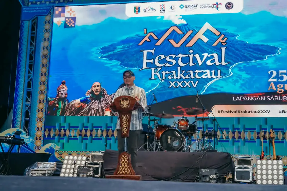 Gubernur Lampung Rahmat Mirzani Djausal saat membuka Festival Krakatau XXXV di Lapangan Saburai, Bandarlampung