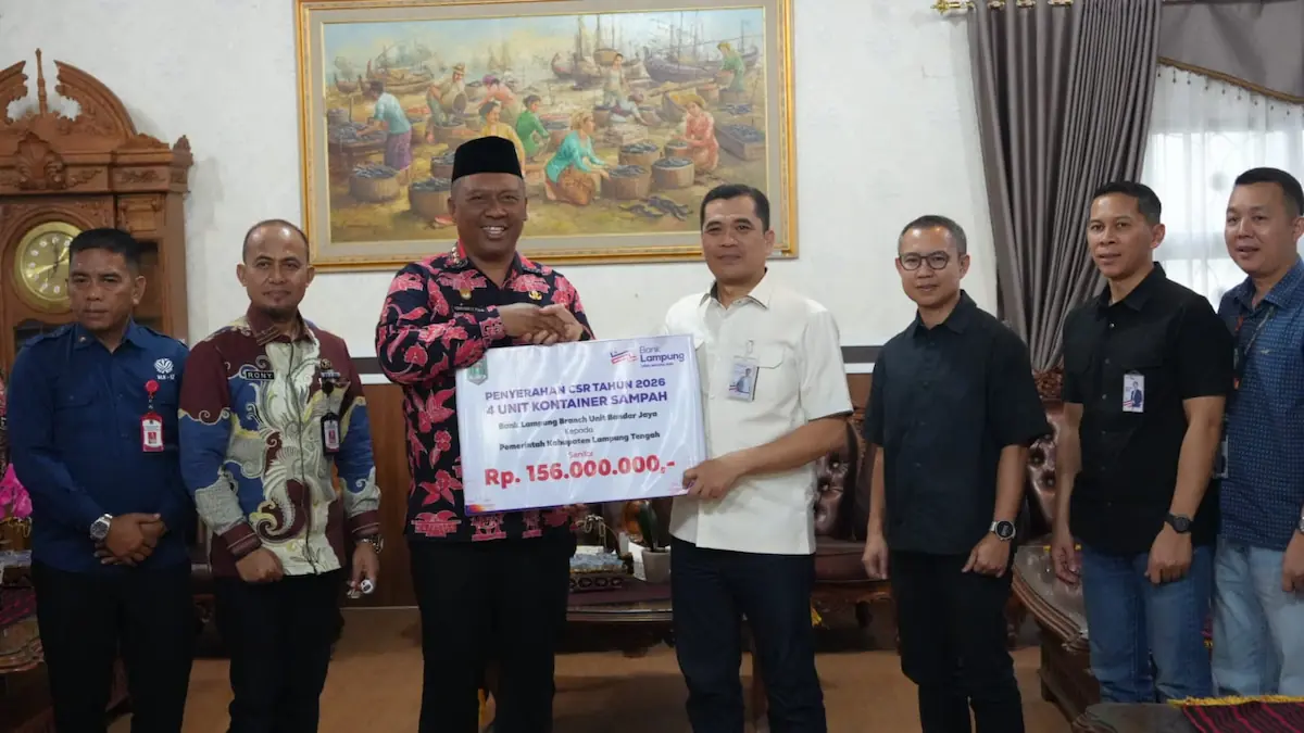 Direktur Bisnis Bank Lampung, A. Karim Gusani menyerahkan secara simbolis bantuan CSR kepada Bupati Lampung Tengah I Komang Koheri di Nuwo Balak