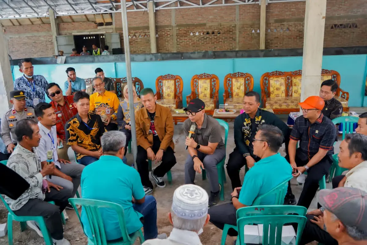 Gubernur Lampung Rahmat Mirzani Djausal berdialog dengan petani di Pekon Sumber Agung, Pringsewu