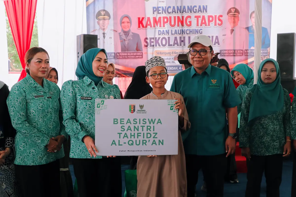 Ketua TP PKK Lampung Purnama Wulan Mirza menyerahkan beasiswa hafiz Al-Qur'an di Kampung Rukti Endah, Seputih Raman, Lampung Tengah