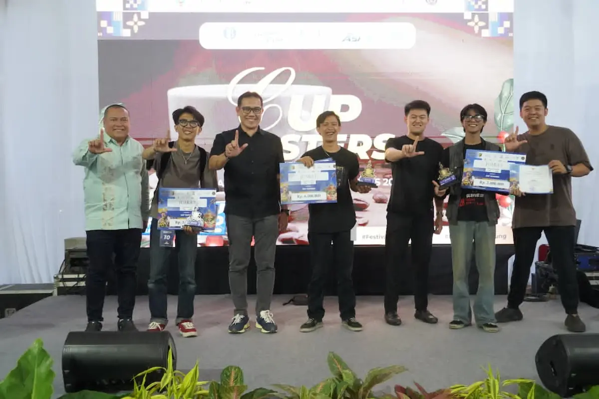 Kepala Disparekraf Lampung Tony Ferdinansyah menyerahkan hadiah kepada pemenang Coffee Expo dan Cup Taster Competition 2026 di Lapangan Saburai