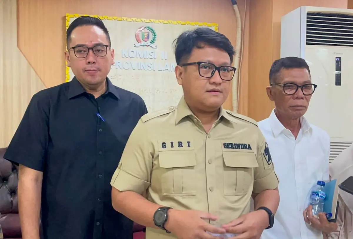 Ketua DPRD Lampung Ahmad Giri Akbar memberikan keterangan kepada wartawan terkait tata kelola APBD