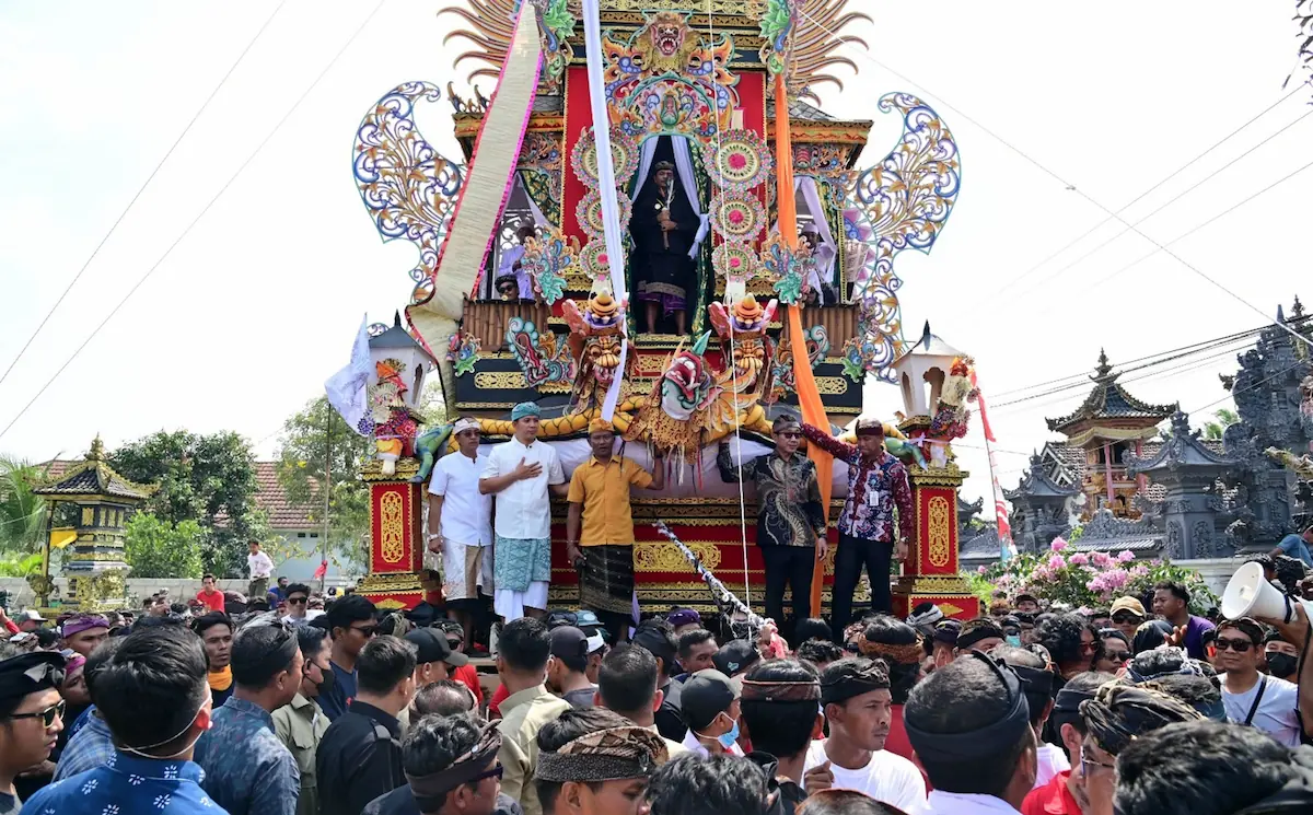 Bupati Lampung Selatan Radityo Egi Pratama diarak di atas bade setinggi 24 meter saat prosesi Ngaben Massal 2026 di Desa Balinuraga, Way Panji