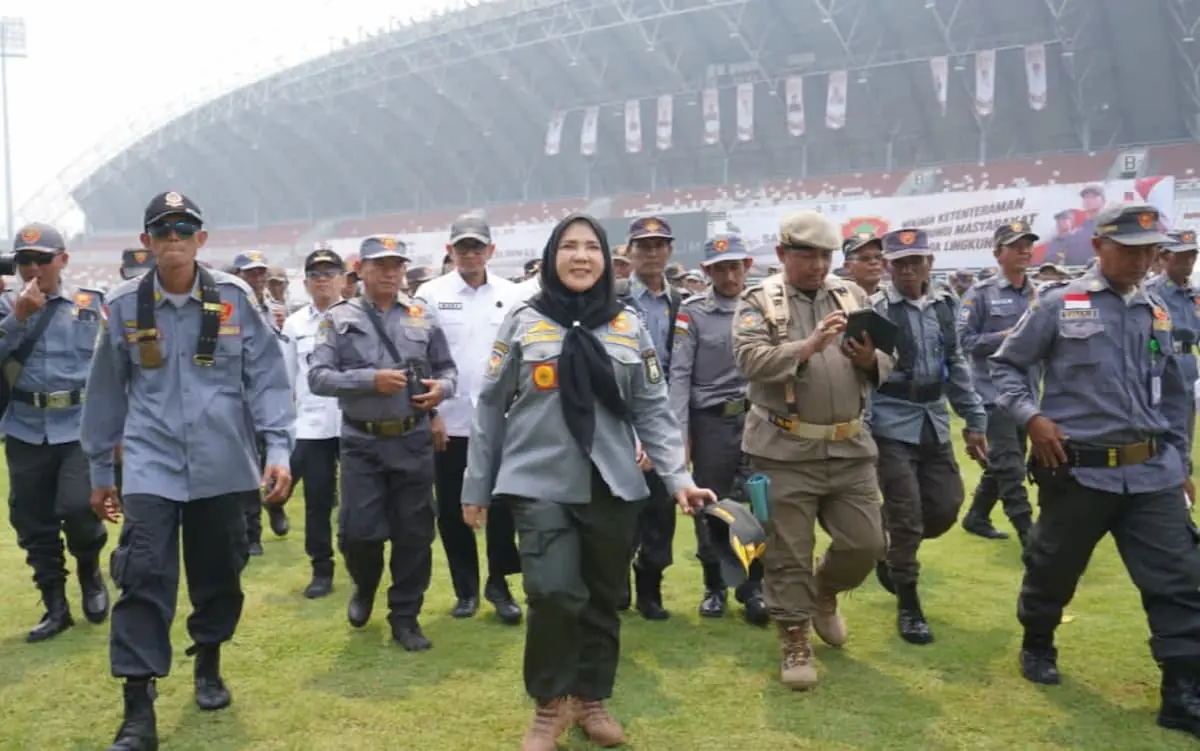 Wali Kota Bandarlampung Eva Dwiana menghadiri apel akbar Satlinmas dalam rangka HUT ke-81 RI di di Stadion Gelora Sriwijaya Jakabaring Sport City, Palembang