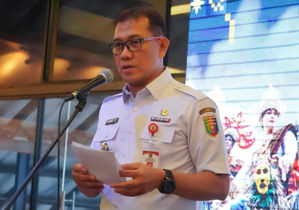 Kepala Dinas Pariwisata dan Ekonomi Kreatif Lampung Tony Ferdinansyah saat konferensi pers terkait Festival Krakatau XXXV 2026 di El’s Coffee Roastery