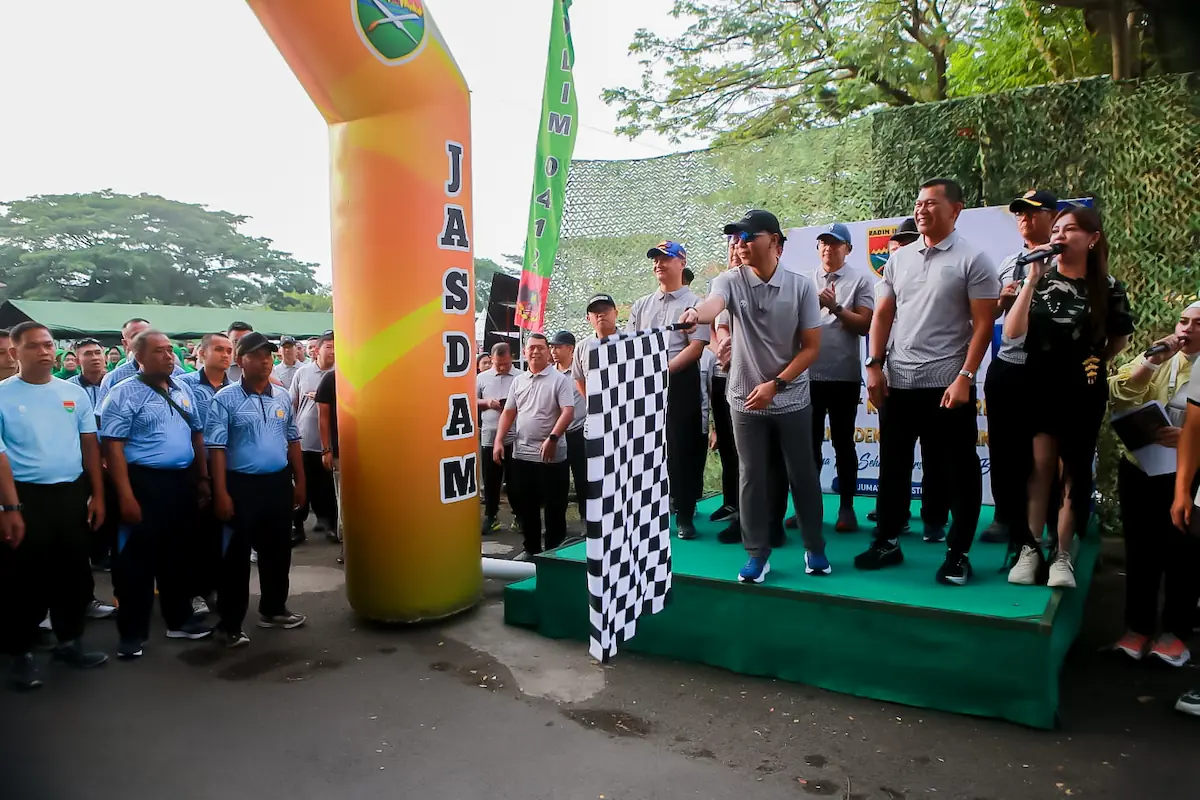 Gubernur Lampung Rahmat Mirzani Djausal bersama Pangdam XXI/Raden Inten Kristomei Sianturi melepas peserta Gerak Jalan Sehat di Lapangan Saburai