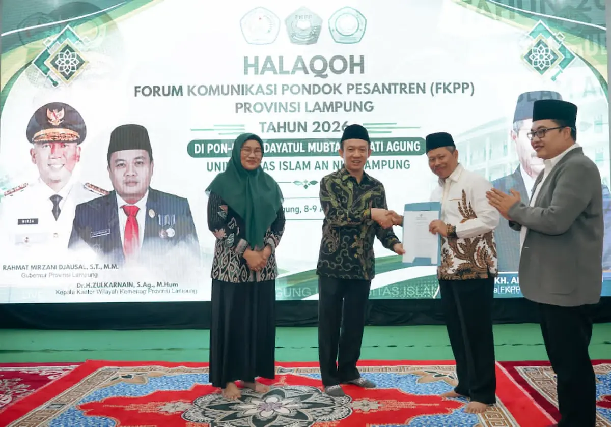 Sekdaprov Lampung Marindo Kurniawan menyerahkan Pergub Penyelenggaraan Pesantren saat Konsolidasi FKPP di Ponpes Hidayatul Mubtadiin